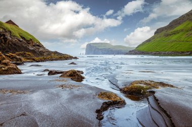 Streymoy adasındaki Tjornuvik plajı