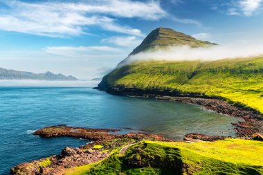 Yeşil Faroe adalarında resim gibi manzara