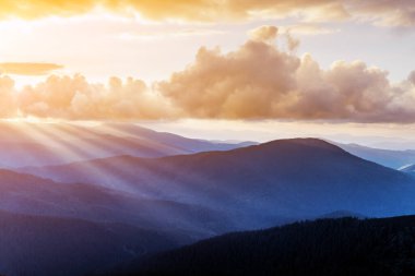 Bahar dağlarında sabah sisi