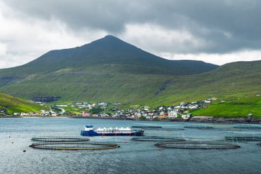 Sandavagur köyünün dramatik sabah manzarası