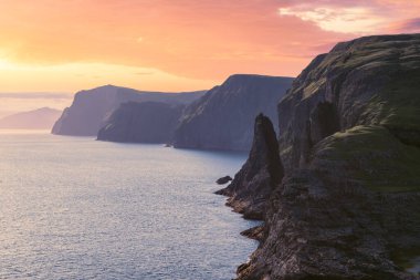 Vagar Adası 'ndaki Sorvagsvatn Gölü yakınlarında ünlü bir uçurum.