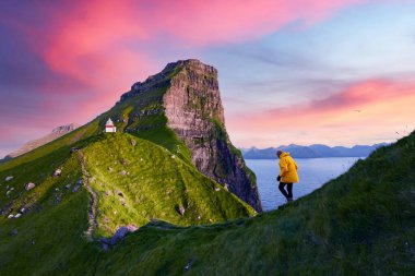 Kallur deniz feneri Kalsoy adasının yeşil tepelerinde.