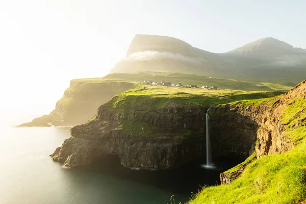 Gasadalur 'daki Mulafossur şelalesi, Faroe Adaları' ndaki Vagar Adası. — Stok fotoğraf