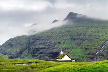 Geleneksel kilise Saksunar Kirkja 'nın güneşli yaz manzarası