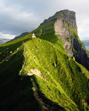 Kallur deniz feneri Kalsoy adasının yeşil tepelerinde.