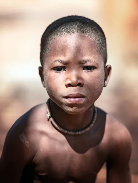 Jonge ongeïdentificeerde Himba jongen met kralen in de nek in himba dorp — Stockfoto