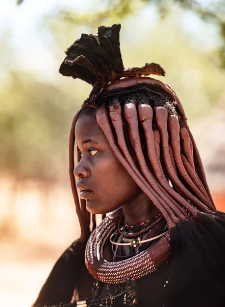 Jonge ongeïdentificeerde Himba vrouw met typische kapsel getoond in himba dorp — Stockfoto