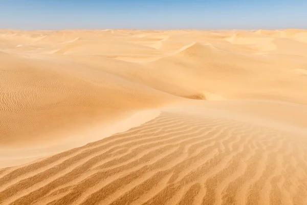 Pomarańczowe wydmy i czyste niebo na pustyni Namib — Zdjęcie stockowe