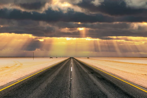 Estrada de asfalto e bela paisagem com céu por do sol — Fotografia de Stock