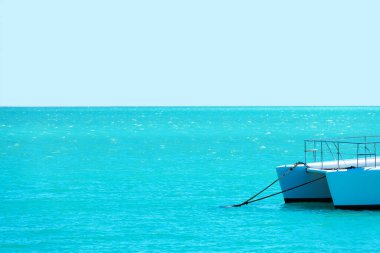 Geminin arkasındaki Adriyatik denizinde dalgalar