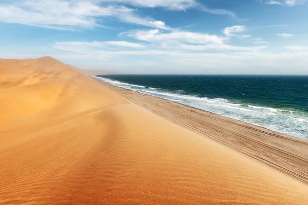 Namib sivatag és Atlanti-óceán hullámai — Stock Fotó
