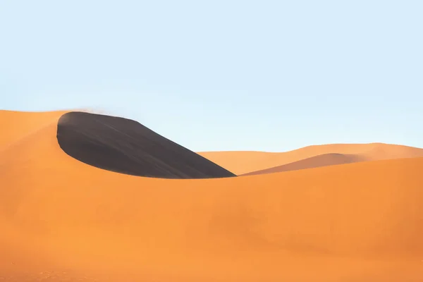 Dunas de areia laranja e céu limpo no deserto do Namib — Fotografia de Stock