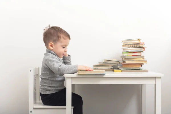 Primer plano de lindo niño pequeño leyendo libros — Foto de Stock