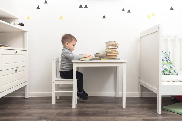 Liten pojke ritar i sitt rum — Stockfoto