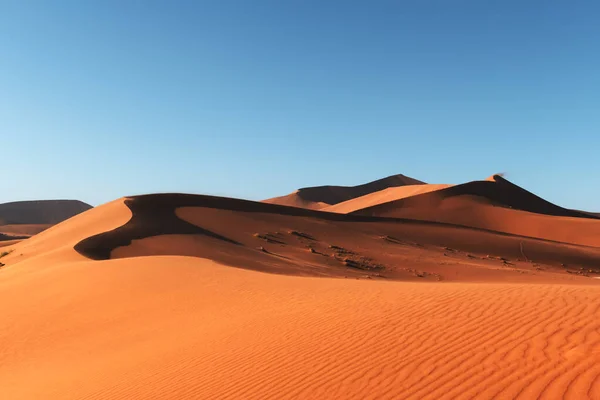 Dunas de areia laranja e céu limpo no deserto do Namib — Fotografia de Stock
