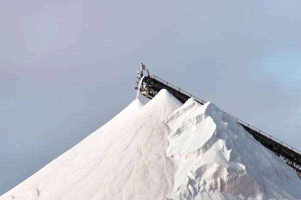 Riesiger Salzhaufen gegen den blauen Himmel — Stockfoto