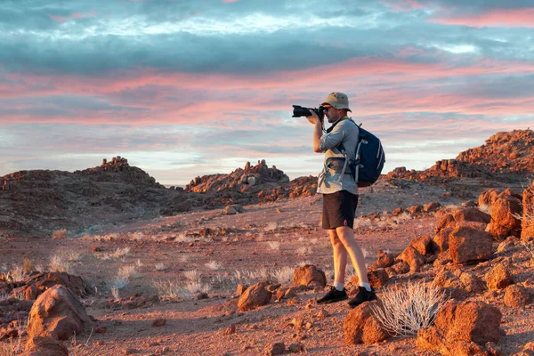 Fotograf robiący zdjęcia w skałach pustyni Namib — Zdjęcie stockowe