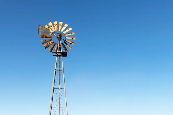 Oude roestige windturbine close-up — Stockfoto