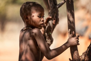 Himba köyünde boynunda boncuklar olan kimliği belirsiz genç Himba çocuğu.