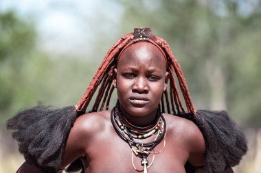 Tipik saç stili olan kimliği belirsiz Himba kadını.