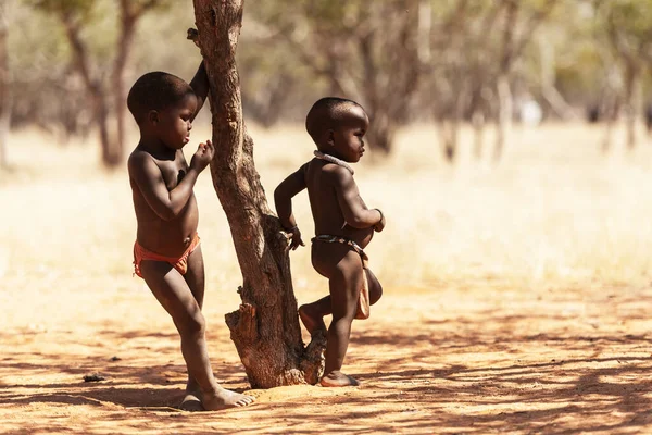 在himba村脖子上挂着珠子的身份不明的Himba男孩 — 图库照片