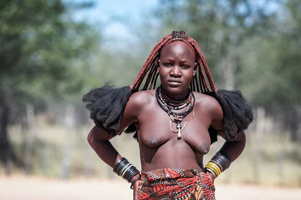 Joven mujer Himba no identificada con peinado típico — Foto de Stock