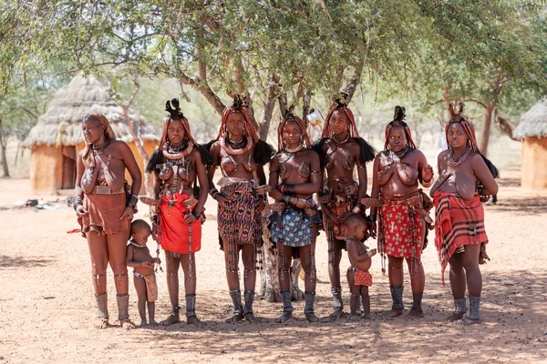 Jonge ongeïdentificeerde Himba vrouwen met typische kapsel — Stockfoto
