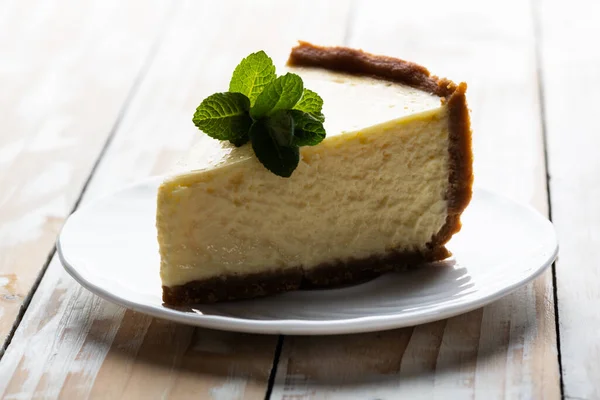 Fatia de cheesecake de Nova York com um raminho de hortelã — Fotografia de Stock