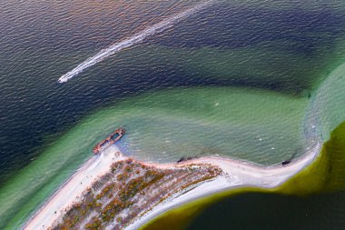 Eski gemi enkazı beton mavnayı güçlendirdi
