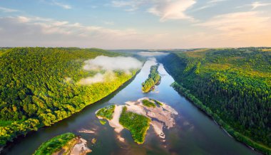 Muhteşem nehir Dnister 'ı boyunca hava aracı fotoğrafı.