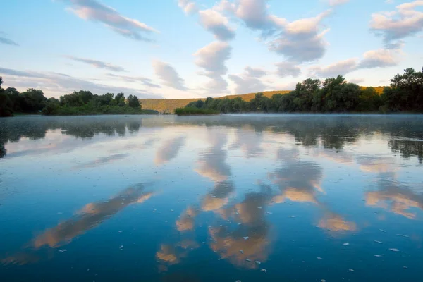 Majestuoso río brumoso y exuberante bosque otoñal al amanecer — Foto de Stock