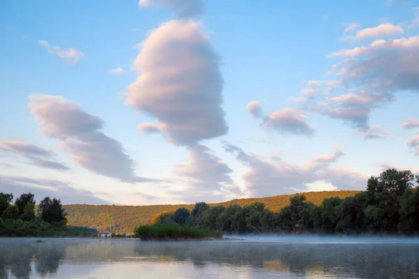 Majestätisk dimmig flod och frodig höstskog vid soluppgången — Stockfoto