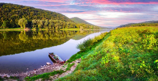 Maestoso fiume nebbioso e lussureggiante foresta autunnale all'alba — Foto Stock