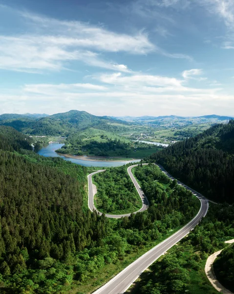 Vuelo sobre las montañas de verano con carretera de montaña serpentina —  Fotos de Stock