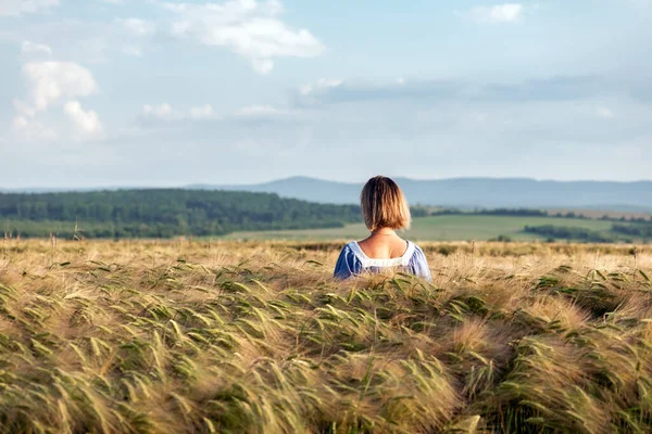 Mujer en un campo de trigo — Foto de Stock