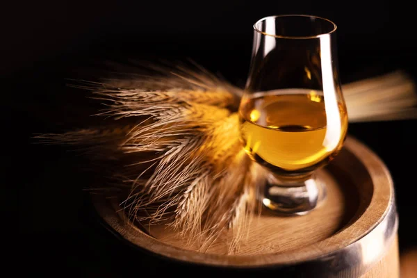 Sklenici whisky na dubovém sudu — Stock fotografie