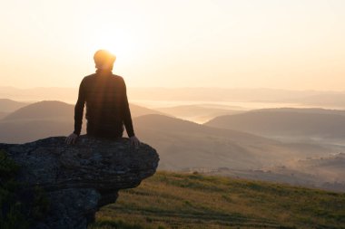 Dağın yamacında yalnız bir turist