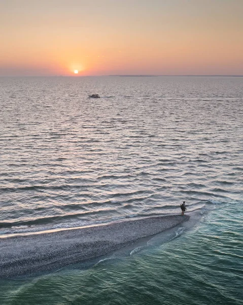 Uitzicht vanuit de lucht over de avondzee en spuug met toerist — Stockfoto