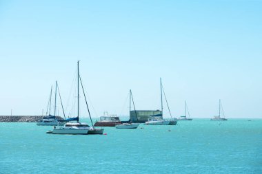 Yatların arkasındaki Adriyatik denizinde dalgalar
