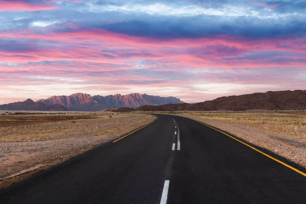 柏油路和美丽的风景与夕阳的天空 — 图库照片