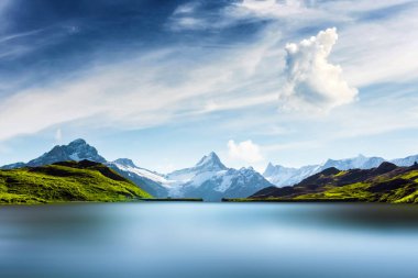 İsviçre Alp Dağları 'ndaki Bachalpsee Gölü