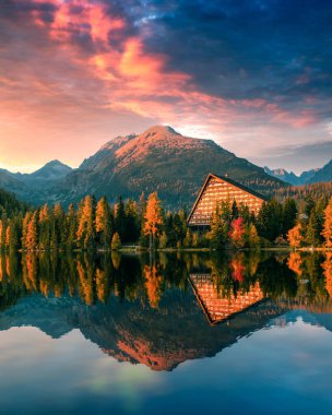 Yüksek Tatras Ulusal Parkı 'ndaki Strbske Gölü' nün pitoresk sonbahar manzarası