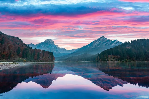 Мирный осенний вид на озеро Оберзе в швейцарских Альпах — стоковое фото