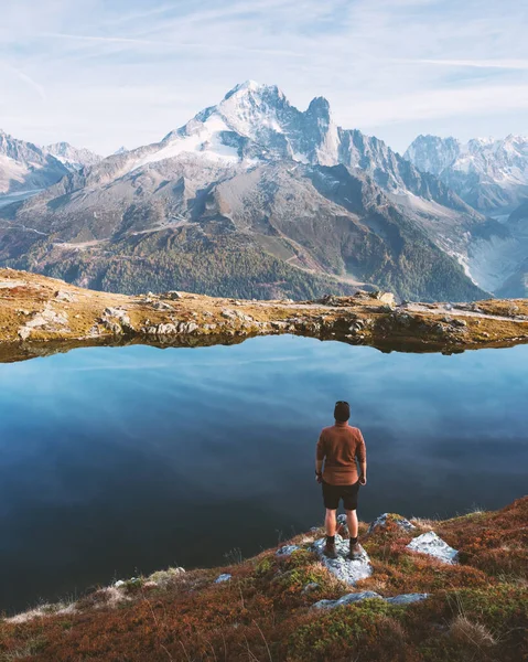 Prachtig uitzicht op Monte Bianco gebergte met toerist op de voorgrond — Stockfoto