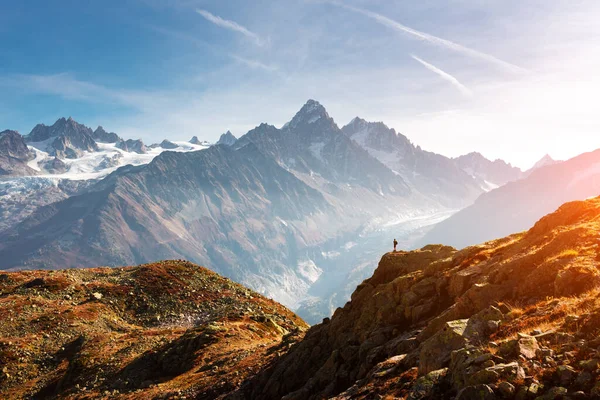 Increíble vista de las montañas de Monte Bianco gama con el turista en un primer plano — Foto de Stock