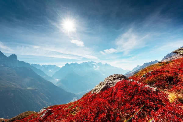 Vista incrível sobre Monte Bianco cordilheira com Monblan em segundo plano — Fotografia de Stock