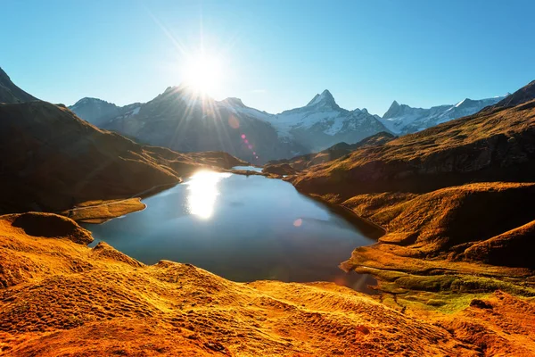 Vista pitoresca sobre o lago Bachalpsee nas montanhas dos Alpes Suíços — Fotografia de Stock
