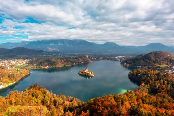 Vista colorida do nascer do sol do lago Bled em Julian Alps, Eslovênia — Fotografia de Stock