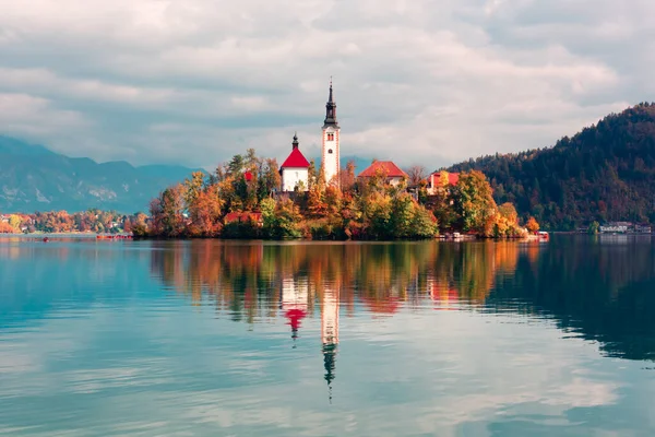 Colorida vista al amanecer del lago Bled en los Alpes Julianos, Eslovenia — Foto de Stock