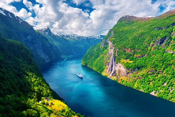 Sunnylvsfjorden fjord的令人震惊的景象 — 图库照片